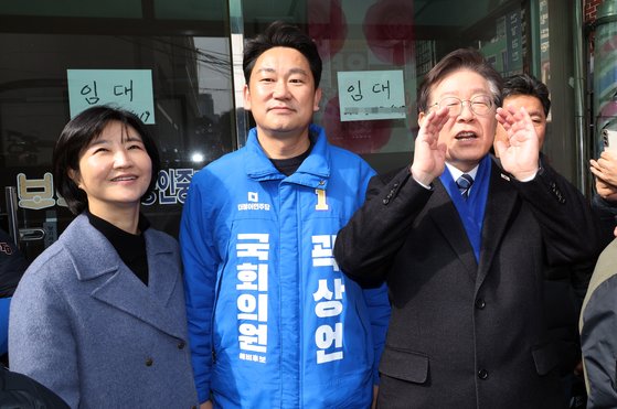 더불어민주당 이재명 대표가 4일 종로구 창신시장에서 곽상언 후보(가운데)의 지지를 호소하고 있다. 맨 왼쪽은 고 노무현 전 대통령 딸인 곽 후보 부인 노정연 씨. 연합뉴스