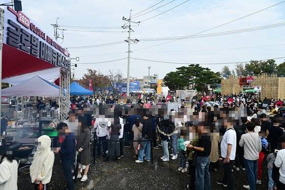 지난해 11월 5일 전국 축산 제1군인 충남 홍성군에서 열린 '2023 글로벌 바베큐 페스티벌' 현장에 이른 오전부터 백종원표 바비큐를 맛보려는 관광객들이 몰려들고 있다. 연합뉴스