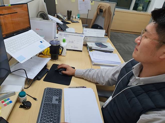 신호선 매니저가 공시에 나갈 사업 보고서 자료를 작성하고 있다. 성남=윤현주 기자