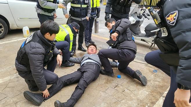 장일 전 국민의힘 서울 노원을 당협위원장이 3일 서울 여의도 중앙당사 앞에서 공천심사 결과에 반발해 자신의 몸에 휘발유를 뿌리고 분신을 시도하는 소동을 벌였다./ 사진=뉴스1