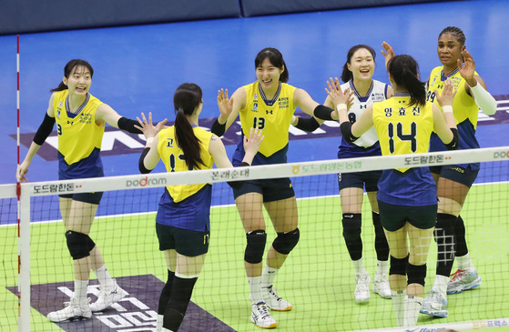 Suwon Hyundai Engineering & Construction Hillstate players celebrate during a V League game against GS Caltex Seoul Kixx at Suwon Gymnasium in Suwon, Gyeonggi on Feb. 28. [NEWS1]