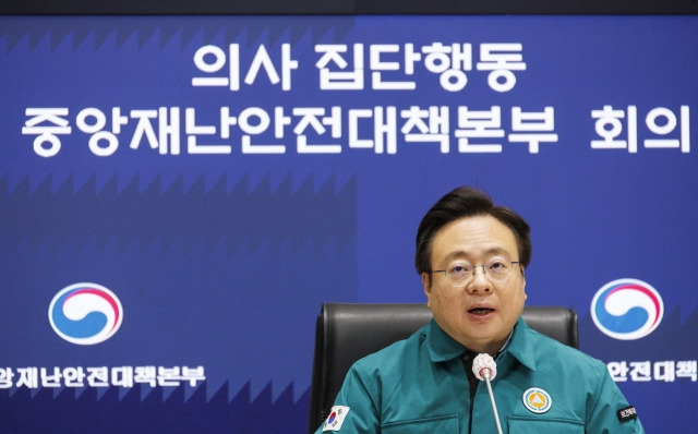 정부의 의과대학 증원 정책에 반대한 전공의 중심 의사 집단행동이 계속되고 있는 4일 오전 조규홍 보건복지부 장관이 서울 종로구 정부서울청사 내 상황실에서 열린 중앙재난안전대책본부 회의에 참석해 발언하고 있다. 연합뉴스