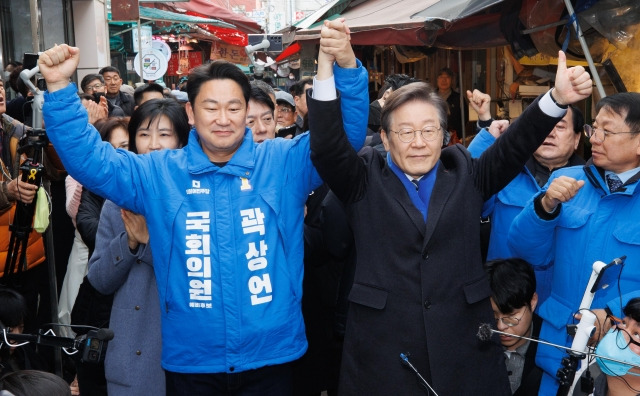 이재명 더불어민주당 대표가 4일 서울 종로구 창신시장을 방문해 곽상언 후보 지원 유세를 하고 있다. 연합뉴스