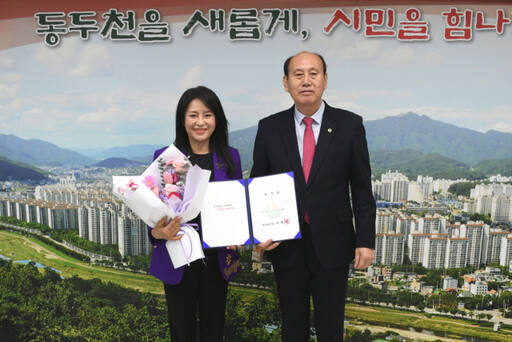 배우 이상미(사진 좌측), 박형덕 동두천시장. 동두천시 제공