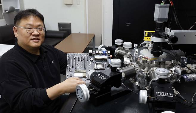 망고부스트 창업자인 김장우 서울대 전기정보공학부 교수가 연구실에서 DPU 반도체가 사용된 회로를 보여주고 있다.  김호영 기자