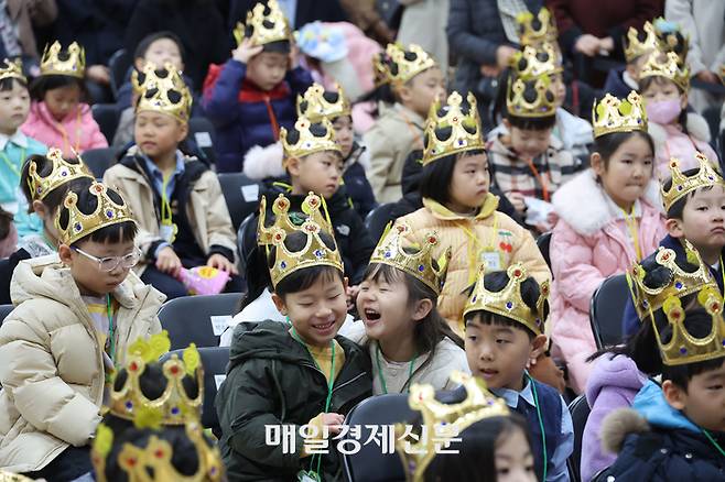 4일 오전 서울 영등포구 문래초등학교에서 열린 입학식에서 1학년 학생들이 왕관을 쓰고 있다. 2024.3.4[이충우기ㅈ