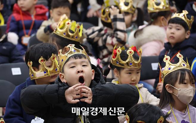 4일 오전 서울 영등포구 문래초등학교에서 열린 입학식에서 1학년 학생들이 왕관을 쓰고 있다. 2024.3.4[이충우기ㅈ