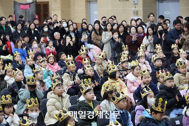 4일 오전 서울 영등포구 문래초등학교에서 열린 입학식에서 1학년 학생들이 왕관을 쓰고 있다. 2024.3.4[이충우기ㅈ