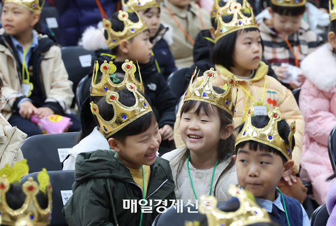 4일 오전 서울 영등포구 문래초등학교에서 열린 입학식에서 1학년 학생들이 왕관을 쓰고 있다. 2024.3.4[이충우기ㅈ