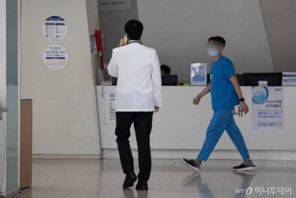 (서울=뉴스1) 유승관 기자 = 3일 서울 시내 한 대학병원에서 의료진들이 이동하고 있다. 대한의사협회 비상대책위원회는 이날 오후 2시부터 여의도공원 옆 여의대로 인근에서 2만 여 명이 모여 '의대정원 증원 및 필수의료패키지 저지를 위한 전국 의사 총궐기대회'를 연다. 2024.3.3/뉴스1 Copyright (C) 뉴스1. All rights reserved. 무단 전재 및 재배포, AI학습 이용 금지. /사진=(서울=뉴스1) 유승관 기자