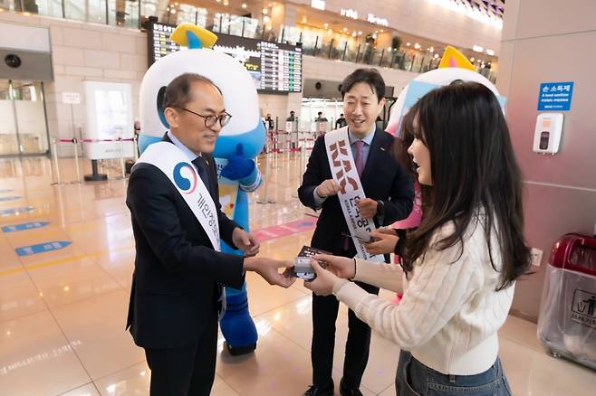 고학수 개인정보보호위원장(왼쪽)이 4일 오후 서울 강서구 김포국제공항 여행객에게 '여행 속 개인정보 보호 캠페인' 홍보물을 나눠주고 있다. 2024.3.4./사진제공=개인정보보호위원회