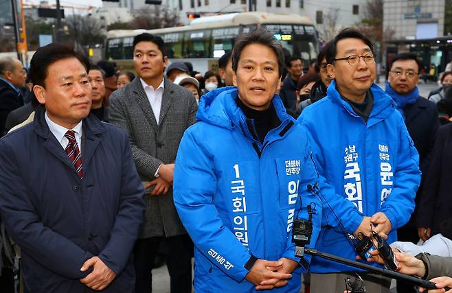 임종석 전 대통령 비서실장이 더불어민주당의 공천 배제 결정을 수용하겠다고 전했다. 사진은 임 전 실장(가운데)이 지난달 28일 서울 성동구 왕십리역 광장에서 시민들에게 저녁인사를 하는 모습. /사진=뉴시스