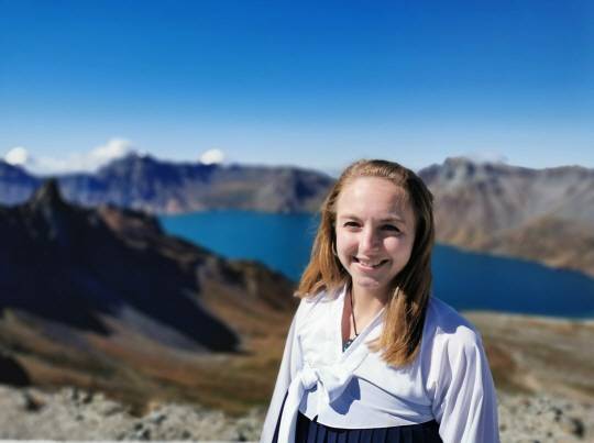 인스타그램에서 북한을 소개하는 서양 여성 ‘조이’. 인스타그램 ‘zoediscoversnk’ 캡처