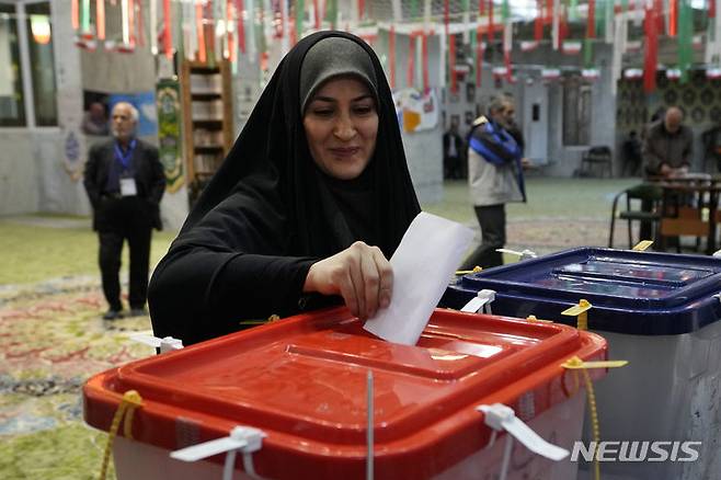 [테헤란(이란)=AP/뉴시스]지난 1일 이란 테헤란의 한 투표소에서 한 여성이 투표하고 있다. 1일 치러진 이란 총선이 보이콧으로 낮은 투표율을 기록한 가운데 강경파 정치인들이 의회를 장악한 것으로 4일 발표된 결과에서 나타났다. 2024.03.04.
