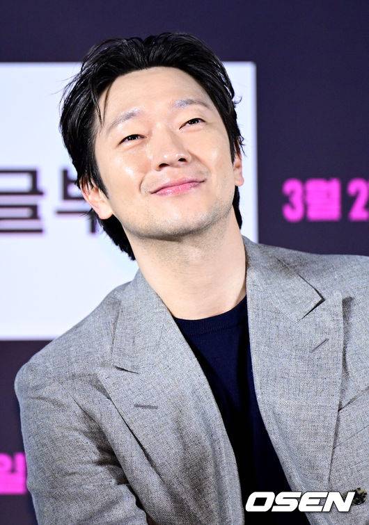 [OSEN=최규한 기자] 4일 오전 서울 자양동 롯데시네마 건대입구에서 영화 ‘댓글부대’ (감독 안국진) 제작보고회가 열렸다.영화 ‘댓글부대'는&nbsp;대기업에 대한 기사를 쓴 후 정직당한 기자 임상진(손석구 분)에게 온라인 여론을 조작했다는 익명의 제보자가 나타나면서 벌어지는 이야기를 다룬 작품이다.배우 손석구가 답변을 준비하며 미소짓고 있다. 2024.03.04 / dreamer@osen.co.kr