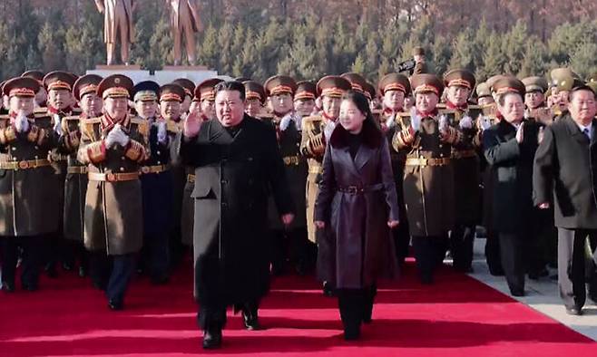 지난 2월 8일 김정은 북한 국무위원장이 딸 주애와 조선인민군 창건(건군절) 76주년을 맞아 국방성을 축하 방문했다. 평양=조선중앙TV·뉴시스