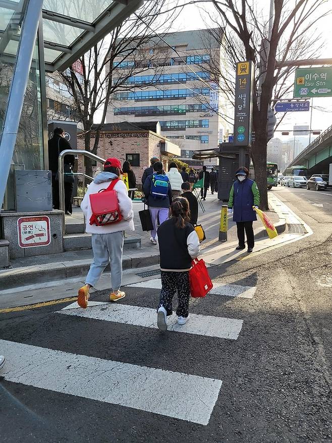 서울 서초구의 한 초등학교 앞에서 ‘등굣길 안전도우미’가 활동하는 모습. 서초구 제공