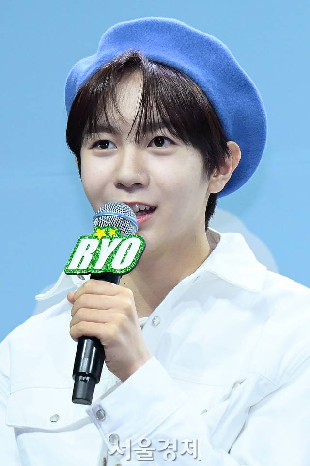 그룹 엔시티 위시(NCT WISH) 료가 4일 오후 서울 용산구 블루스퀘어 마스터카드홀에서 진행된 데뷔 쇼케이스에서 소감을 말하고 있다. 김규빈 기자