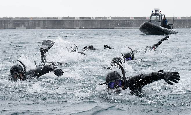 지난 1월 18일 강원 동해 군항에서 해군 1함대 6구조작전중대가 바다 수영 훈련을 하고 있다. 해군 제공