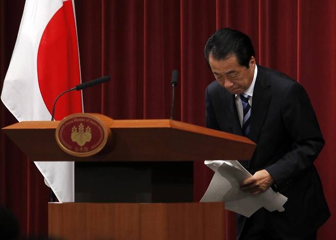 간 나오토 전 일본 총리가 2010년 8월 10일 도쿄의 총리 관저에서 한·일병합 100년을 맞아 담화를 발표한 후 고개 숙여 인사하고 있다./로이터=연합뉴스