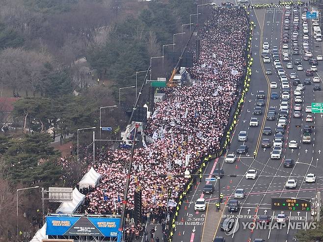 정부 규탄 구호 외치는 의사들 (서울=연합뉴스) 류영석 기자 = 3일 오후 서울 영등포구 여의대로에서 열린 대한의사협회 주최 전국의사총궐기 대회에서 참가자들이 구호를 외치고 있다. 2024.3.3 ondol@yna.co.kr