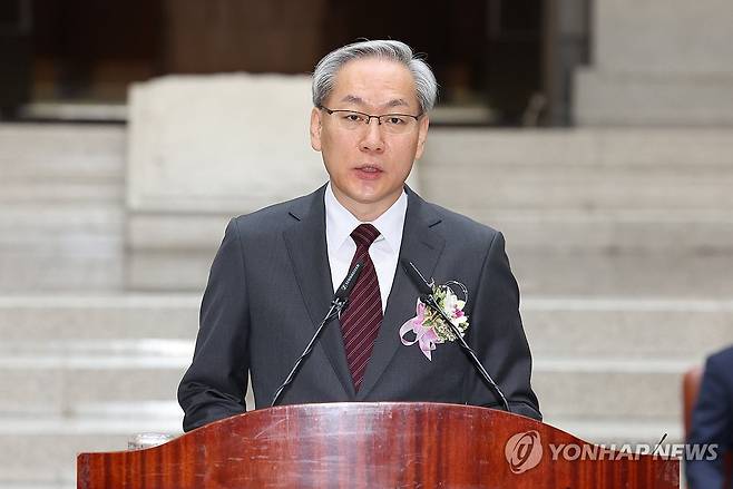 취임사 하는 엄상필 신임 대법관 (서울=연합뉴스) 김성민 기자 = 엄상필 신임 대법관이 4일 오전 서울 서초구 대법원에서 열린 취임식에서 취임사를 하고 있다.2024.3.4 ksm7976@yna.co.kr