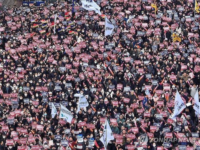 전국에서 서울로 올라온 의사들 2024년 3월3일 오후 서울 영등포구 여의대로에서 열린 대한의사협회 주최 전국 의사 총궐기 대회에서 참가자들이 구호를 외치고 있다.
[연합뉴스 사진]