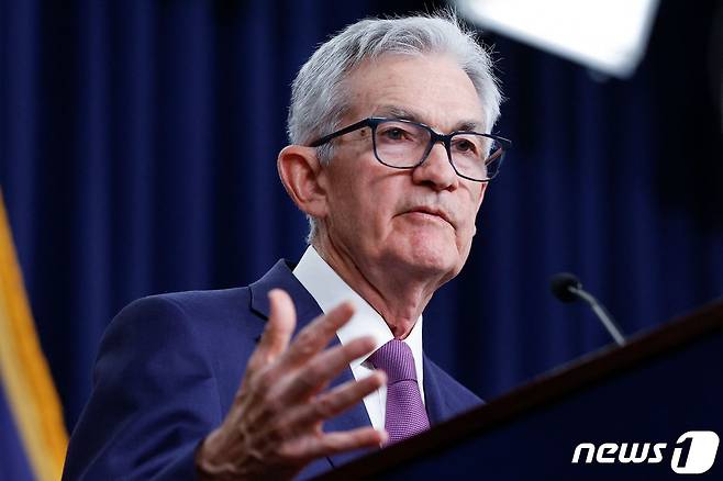 제롬 파월 연방준비제도(Fed·연준) 의장이 31일 (현지시간) 워싱턴 연준에서 열린 기준금리를 5.25~5.50%로 4연속 동결한 올들어 첫 FOMC 정례회의를 마친 뒤 기자회견을 갖고 “경제가 연착륙을 아직 달성했다고 말할 수 없다”고 밝히고 있다. 2024.2.1 ⓒ AFP=뉴스1 ⓒ News1 우동명 기자