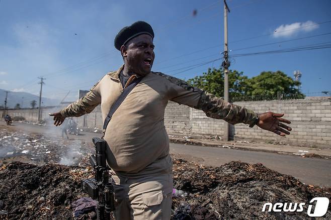 2021년 11월3일 아이티 수도 포르토프랭스 지역의 갱단 연합 'G9'의 수장 지미 '바비큐' 셰리지에가 라살린 빈민가의 주거환경에 대해 취재진에게 이야기하고 있다. 2021.11.03/ ⓒ 로이터=뉴스1 ⓒ News1 박재하 기자