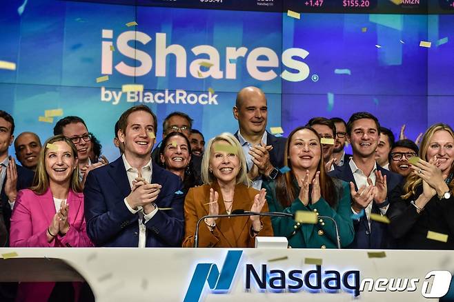 블랙록의 상장지수펀드(ETF) 투자 책임자들이 2024년 1월11일 뉴욕시 나스닥 시장에서 비트코인 ​​현물 ETF가 출시되자 오프닝 벨을 울리고 있다. ⓒ AFP=뉴스1