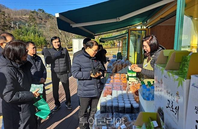 지난  2일 다시 문을 연 '장성호 수변길마켓'