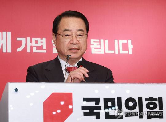 국민의힘 정영환 공천관리위원장이 지난 2일 서울 여의도 중앙당사에서 경선 지역 결과를 발표하고 있다. 서진=연합뉴스
