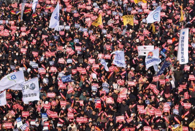 3일 오후 서울 영등포구 여의대로에서 열린 대한의사협회 주최 전국의사총궐기 대회에서 참가자들이 구호를 외치고 있다. ⓒ연합뉴스