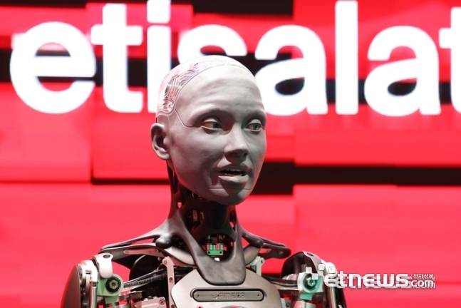 세계 최대 이동통신 박람회 MWC24(모바일 월드 콩그레스)가 '미래가 먼저다(Future First)'를 주제로 스페인 바르셀로나 피라 그란 비아에서 열렸다. 개막 2일차인 27일(현지시간) 아랍에미리트 국영통신사인 e& 부스에서 인공지능(AI) 휴머노이드 로봇 '아메카'가 참관객들과 대화하고 있다. 바르셀로나(스페인)=이동근기자 foto@etnews.com