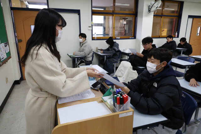 지난해 12월8일 서울 종로구 경복고에서 교사가 수능성적표를 배부하고 있다. 사진공동취재단