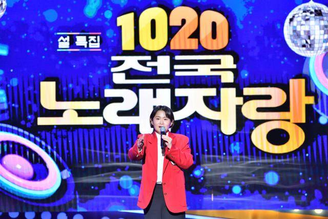 김신영이 지난해 서울 여의도 KBS별관에서 진행한 '설 특집 1020 전국노래자랑' 녹화 모습. KBS 제공