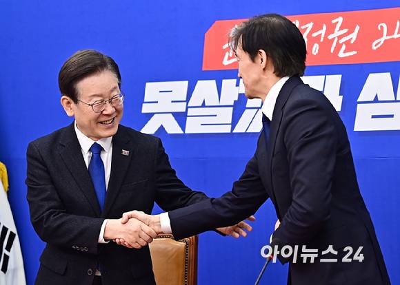 이재명 더불어민주당 대표가 5일 오전 서울 여의도 국회에서 조국 조국혁신당 대표와 기념촬영을 하고 있다. [사진=곽영래 기자]