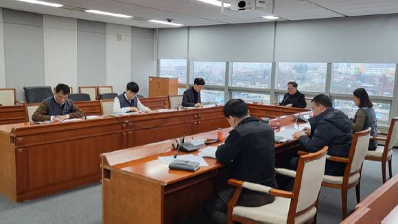 성영석 국가철도공단 경영본부장(가운데)이 5일 자율준수협의회의 위원장으로 작년 공정거래 자율준수 프로그램 운영성과를 점검하고 2024년 추진계획을 수립하고 있다. [사진=국가철도공단]