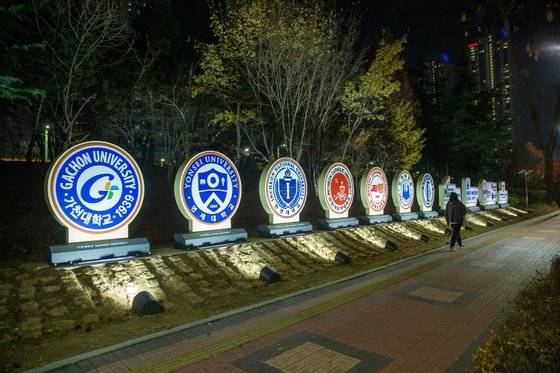 인천시 연수구 송도국제도시 초입에 설치된 대학 상징물. 송도에는 연세대, 인천대 등 6개 국내대학과 5개 외국 대학 등 총 11개 대학이 위치해 있다. 연수구청