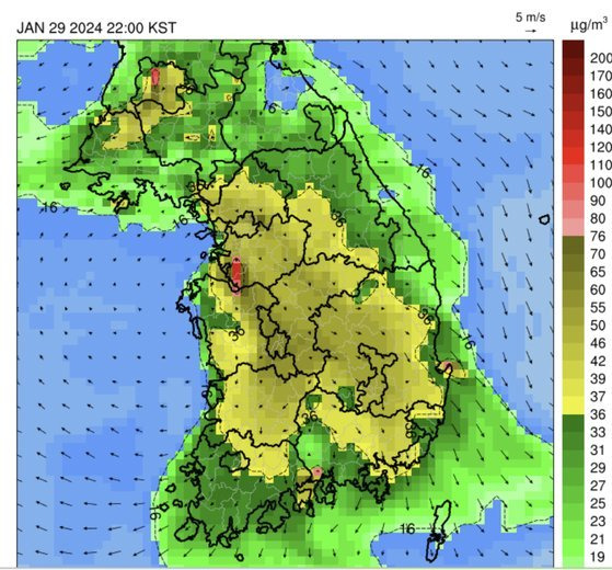 대기 정체로 미세먼지 농도가 짙어진 지난달 29일. 대기질통합예보센터의 미세먼지예측 영상은 충남 서해안과 경북 동해안, 전남 남해안의 에너지ㆍ산업단지를 중심으로 고농도의 초미세먼지가 동쪽으로 확산하는시나리오를 제시했다. 사진 대기질통합예보센터