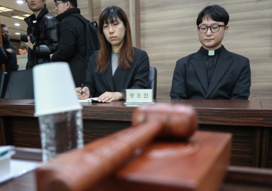 Pastor Lee Dong-hwan (right), who was referred to a church tribunal for “hospitality ministry to LGBT people,” attends an appeal hearing at the Presbytery Hall in Jongno-gu, Seoul, on Thursday to await the verdict. On the same day, the Presiding Council rejected Lee‘s appeal and confirmed his dismissal from the church. By Donghoon Sung