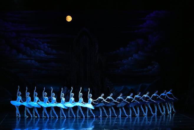 Universal Ballet's "Swan Lake" (Universal Ballet)
