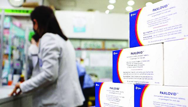 정부가 그동안 무상으로 지원하던 코로나19 치료제의 건강보험 적용을 추진하면서 급여화에 따른 약값 부담으로 취약층의 치료 접근성이 떨어질 수 있다는 우려가 나오고 있다. 사진은 2022년 국내 최초로 도입된 경구용 치료제 팍스로비드가 약국에 비치돼 있는 모습이다. 뉴시스