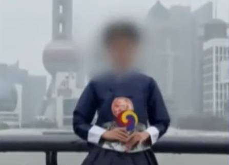 중국의 동영상 사이트에 한복을 입고 등장한 여성이 ‘중국의 아름다운 조선족’이라고 소개돼 국내 네티즌들의 공분을 사고 있다. [사진출처 = JTBC 영상 캡처]