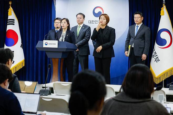 신영숙 여성가족부 차관이 4일 종로구 정부서울청사에서 열린 '국민과 함께하는 민생토론회(청년 편) 사전브리핑에' 참석해 취재진 질문에 답하고 있다 /사진=뉴스1