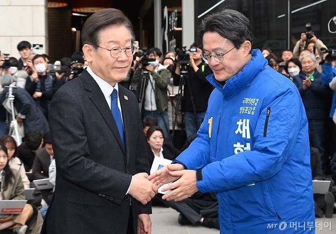[서울=뉴시스] 조성봉 기자 = 이재명 더불어민주당 대표가 5일 서울 영등포역 앞에서 긴급 현장기자회견을 한 뒤 채현일 영등포갑 국회의원 예비후보와 인사하고 있다. (공동취재) 2024.03.05. photo@newsis.com /사진=류현주