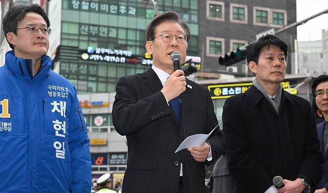 이재명(가운데) 더불어민주당 대표가 5일 서울 영등포역 앞에서 긴급 현장기자회견을 하고 있다. [연합]