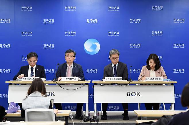 ) 5일 서울 중구 한국은행에서 열린 2023년 4/4분기 및 연간 국민소득(잠정) 설명회. 사진 왼쪽부터 이인규 지출국민소득팀장, 최정태 국민계정부장, 강창구 국민소득총괄팀장, 전현정 국민소득총괄팀 과장(사진제공=한국은행) *재판매 및 DB 금지