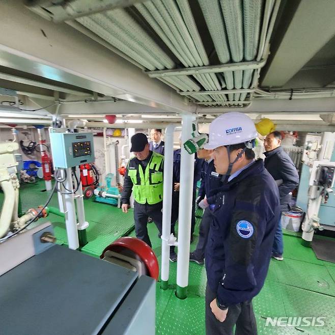 [서울=뉴시스] 김준석 공단 이사장이 경남 통영과 한산도를 잇는 차도선(376t급·승선원 250명) '한산농협카페리호'에 승선해 안전관리 현장 점검하는 모습. .