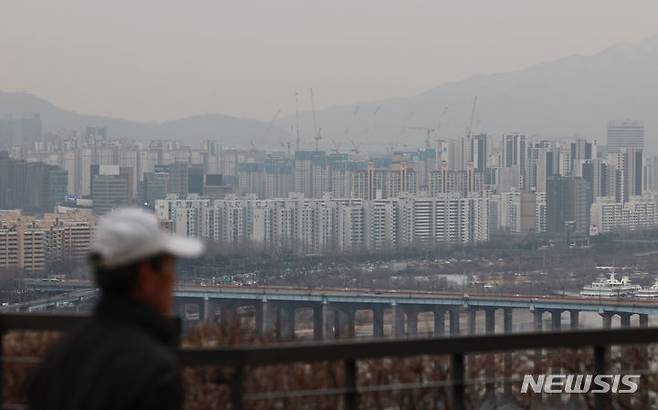 [서울=뉴시스] 김금보 기자 = 신규 아파트 분양 가격이 오르면서 전국 아파트 분양권 거래량이 증가하고 있다. 사진은 5일 서울 시내 아파트 밀집 지역. 2024.03.05. kgb@newsis.com